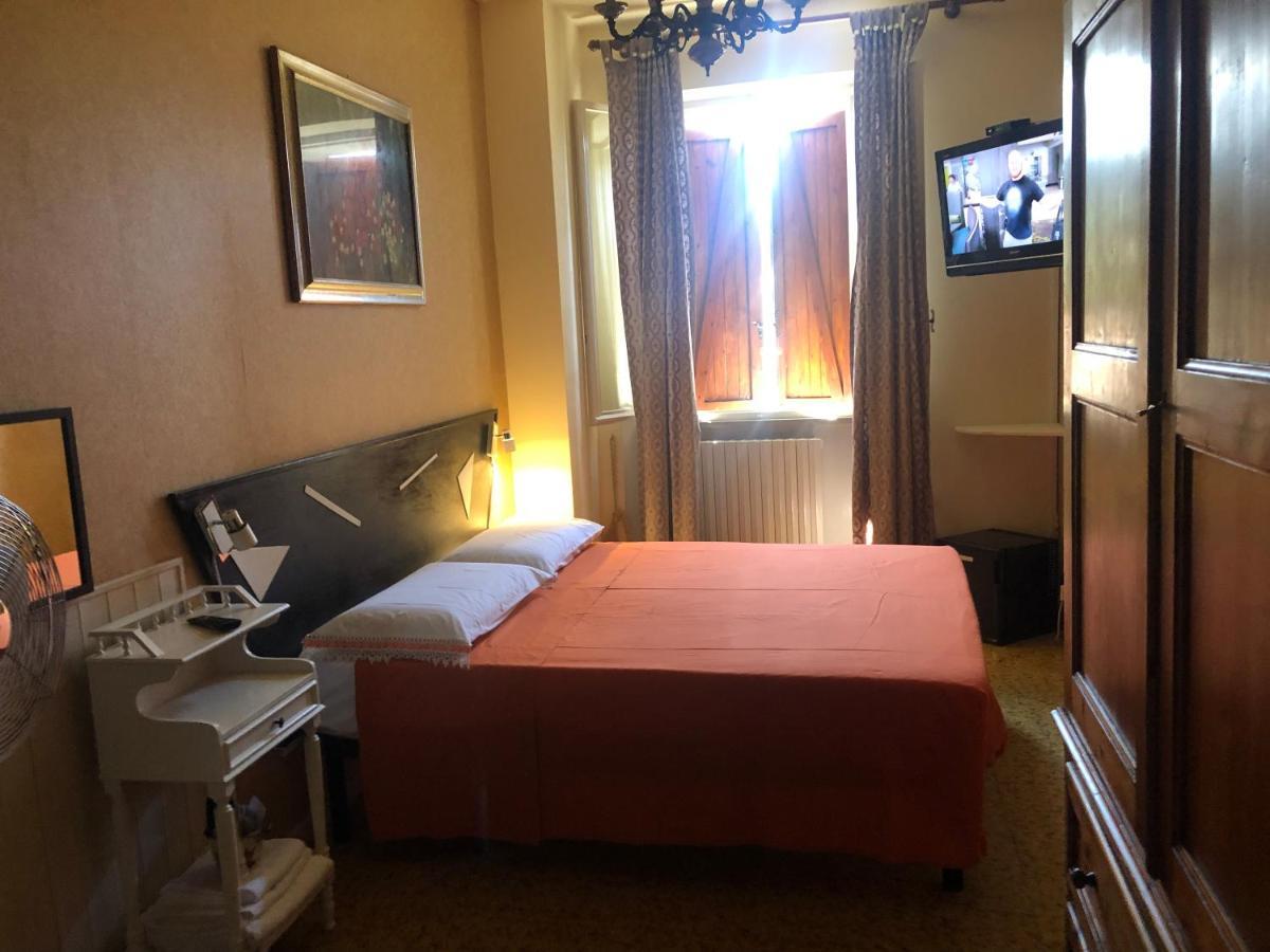 Bed and Breakfast La Finestra Sul Fiume Фоссомброне Экстерьер фото