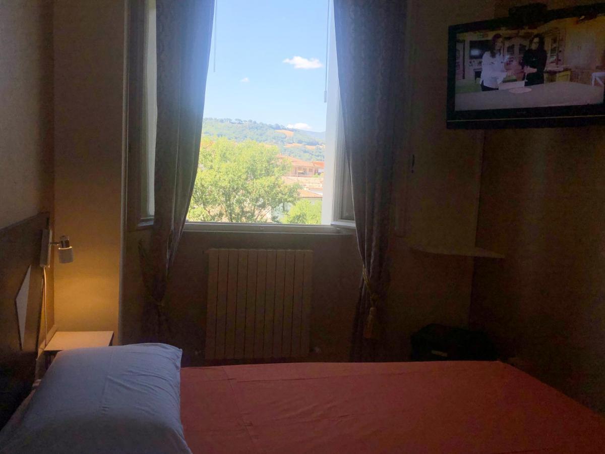 Bed and Breakfast La Finestra Sul Fiume Фоссомброне Экстерьер фото