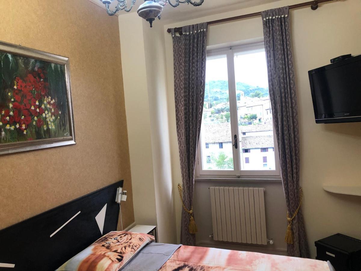 Bed and Breakfast La Finestra Sul Fiume Фоссомброне Экстерьер фото