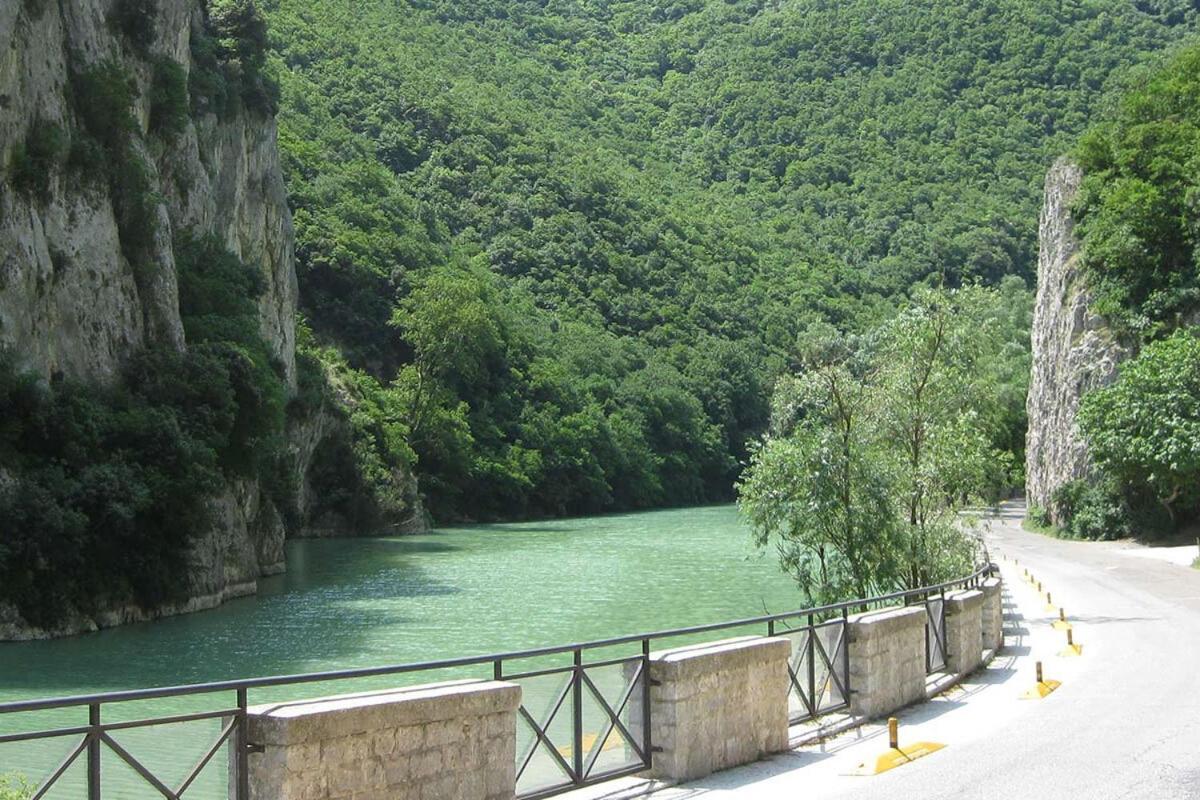 Bed and Breakfast La Finestra Sul Fiume Фоссомброне Экстерьер фото