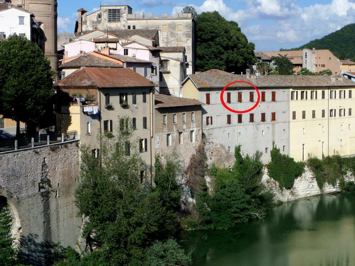 Bed and Breakfast La Finestra Sul Fiume Фоссомброне Экстерьер фото